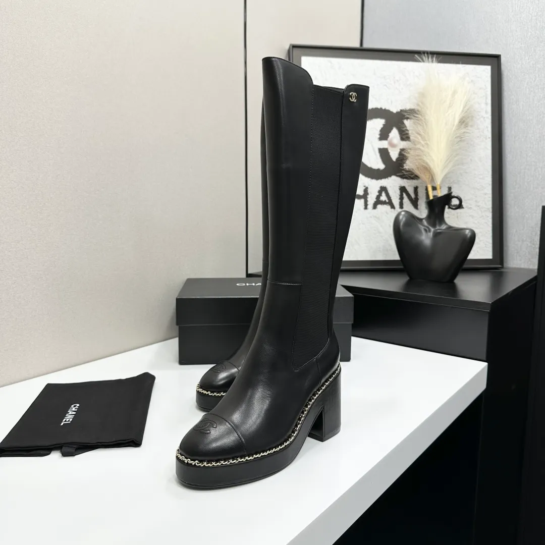 👟👟Ex-factory price 960👟👟 CHANEL Xiaoxiang 2024 autumn and winter sheepskin boots high boots knight boots The version is also the basic version of the Martin boots, neat and handsome. The upper is made of cowhide, super soft against the skin, wide and full, handsome and comfortable. The lining is soft water-dyed cowhide. The sole is original rubber outsole. Exclusive top quality 35-39. 40 customized